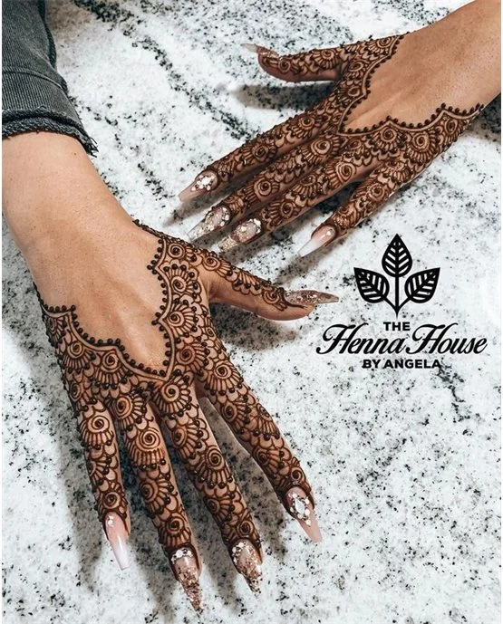 Curvy Drape Extension Blending Into Back Hand Mehndi Design Curvy Drape Extension Blending Into Back Hand Mehndi Design
